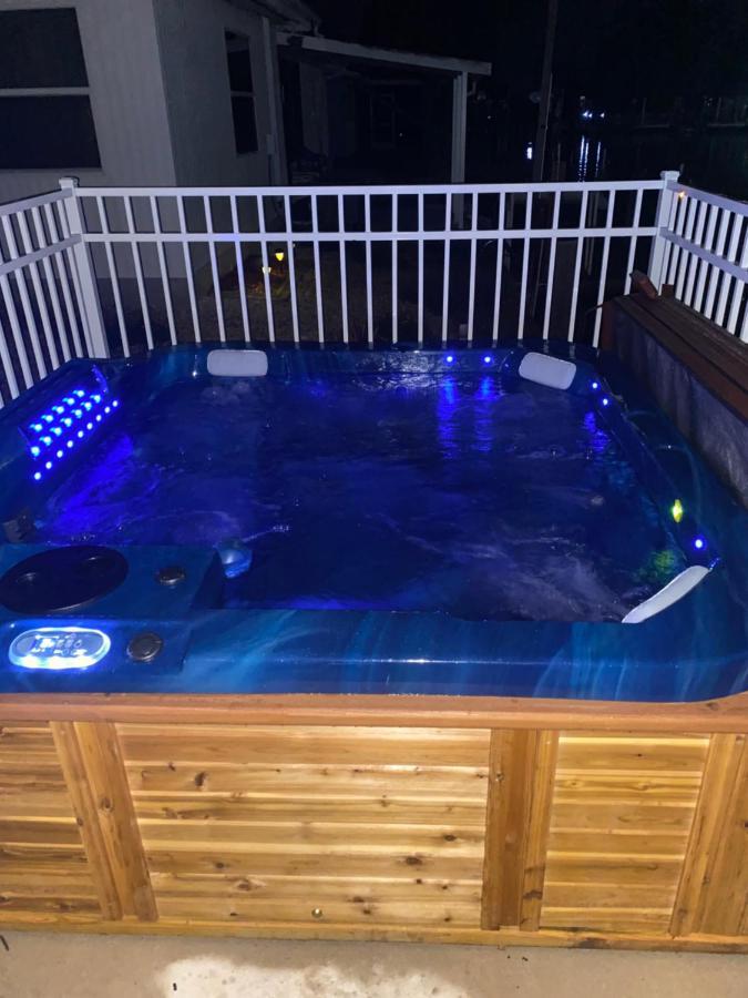 Hot Tub And Dock Gilligan'S On The Island Βίλα Matlacha Εξωτερικό φωτογραφία
